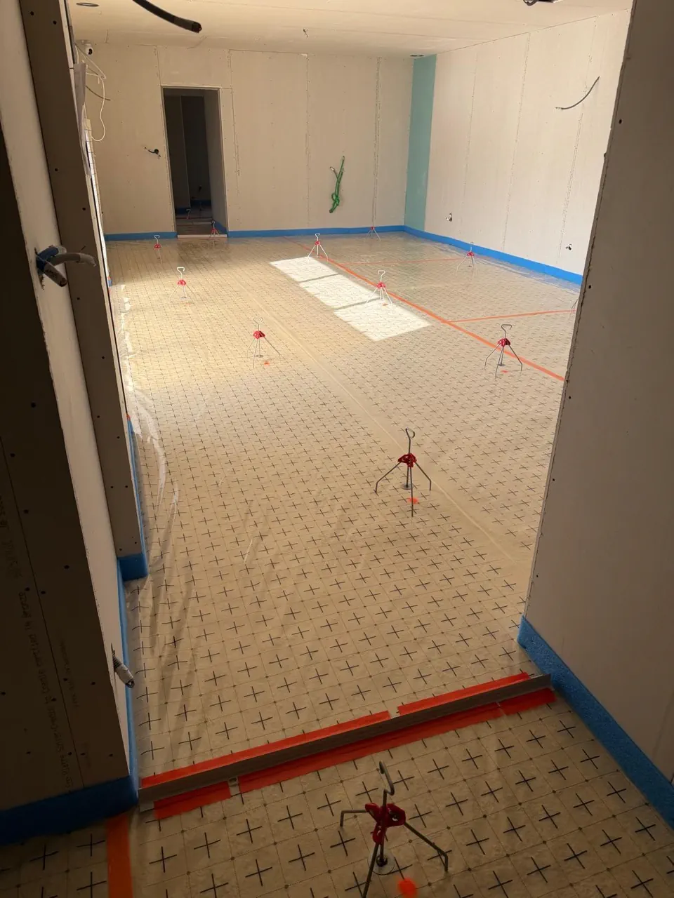 Coulage de chape liquide pour préparer un sol chez BATI-CAR