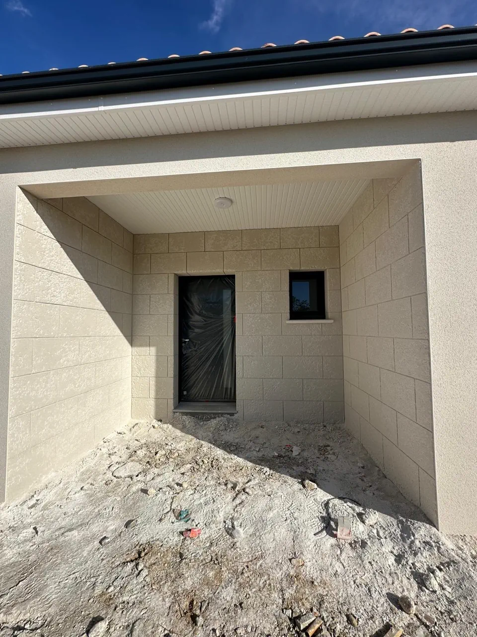 Façade maçonnée en cours de construction par BATI-CAR