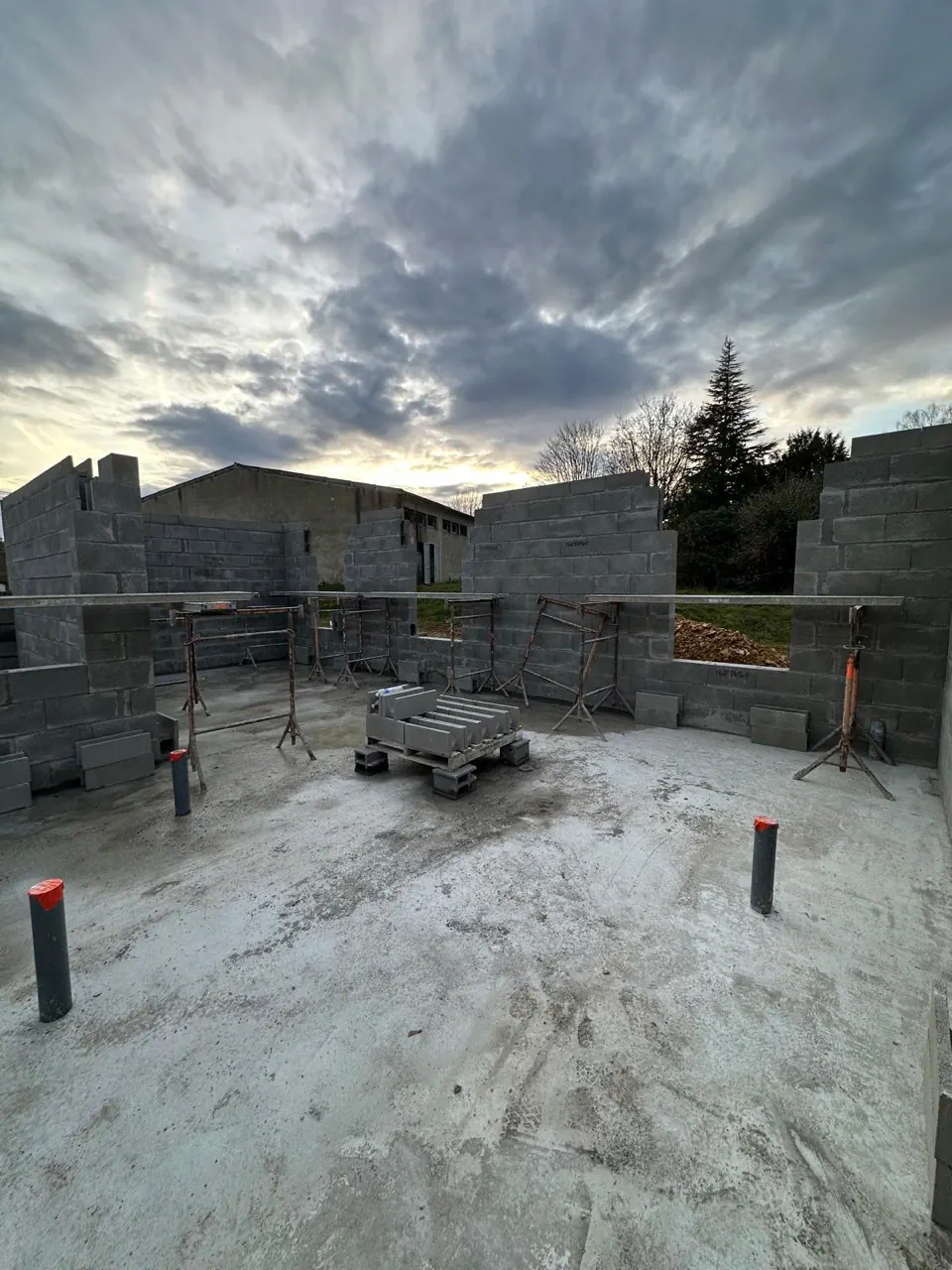 Coffrage et fondations d'un chantier BATI-CAR
