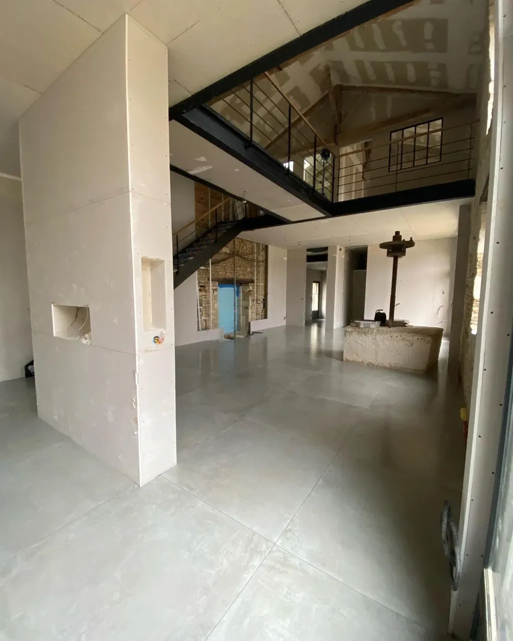 Carrelage intérieur posé sur un chantier BATI-CAR