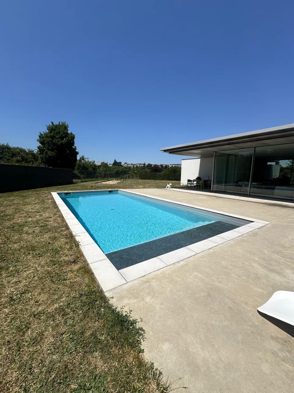 Piscine terminée avec sa terrasse carrelée par BATI-CAR