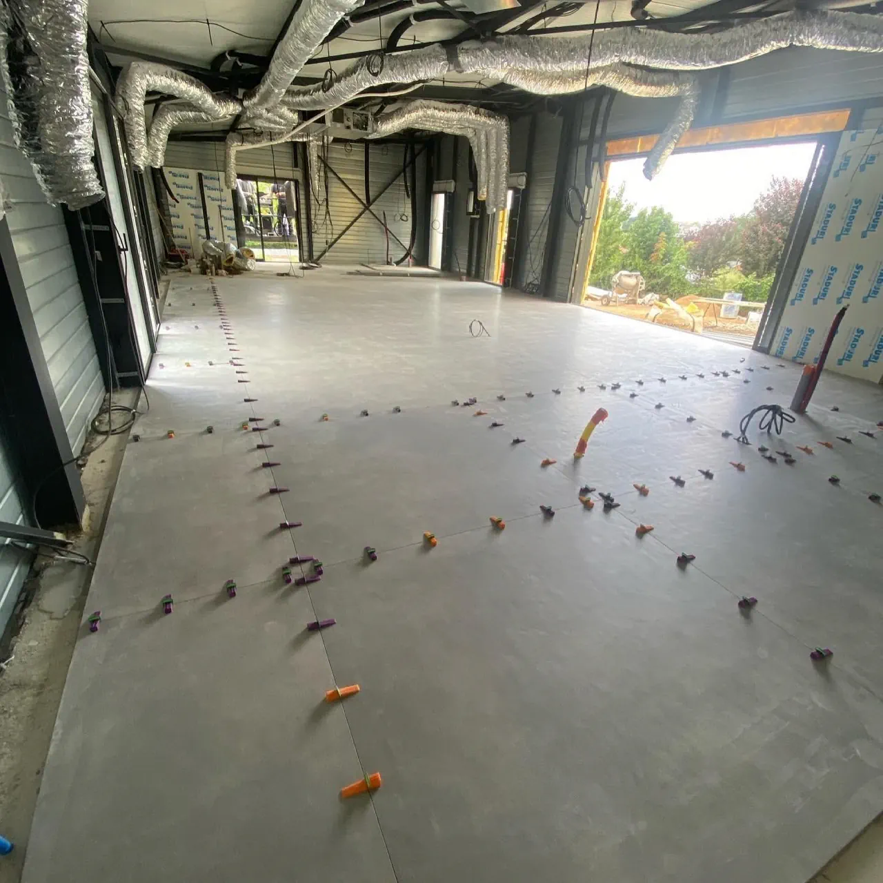 Pose de carrelage grand format sur un chantier BATI-CAR