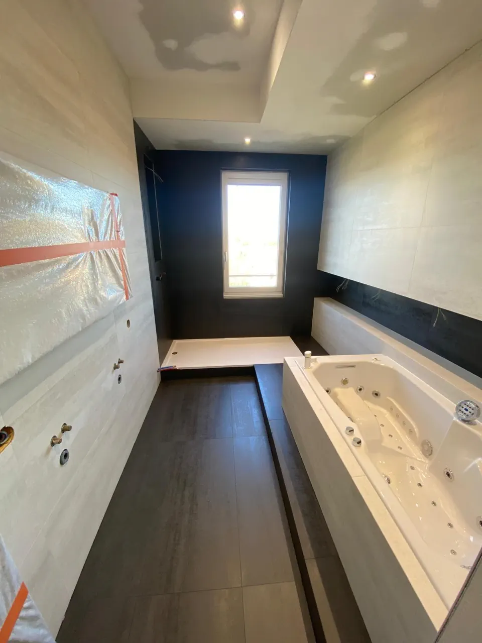 Salle de bain carrelée en cours de finition chez BATI-CAR