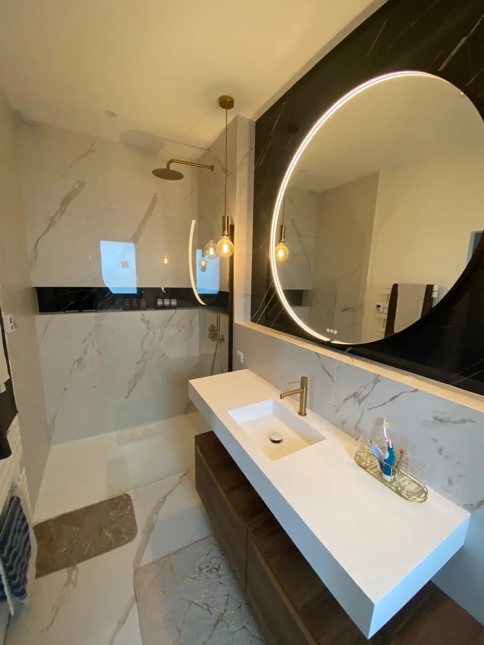 Salle de bain équipée d'un meuble-vasque par BATI-CAR
