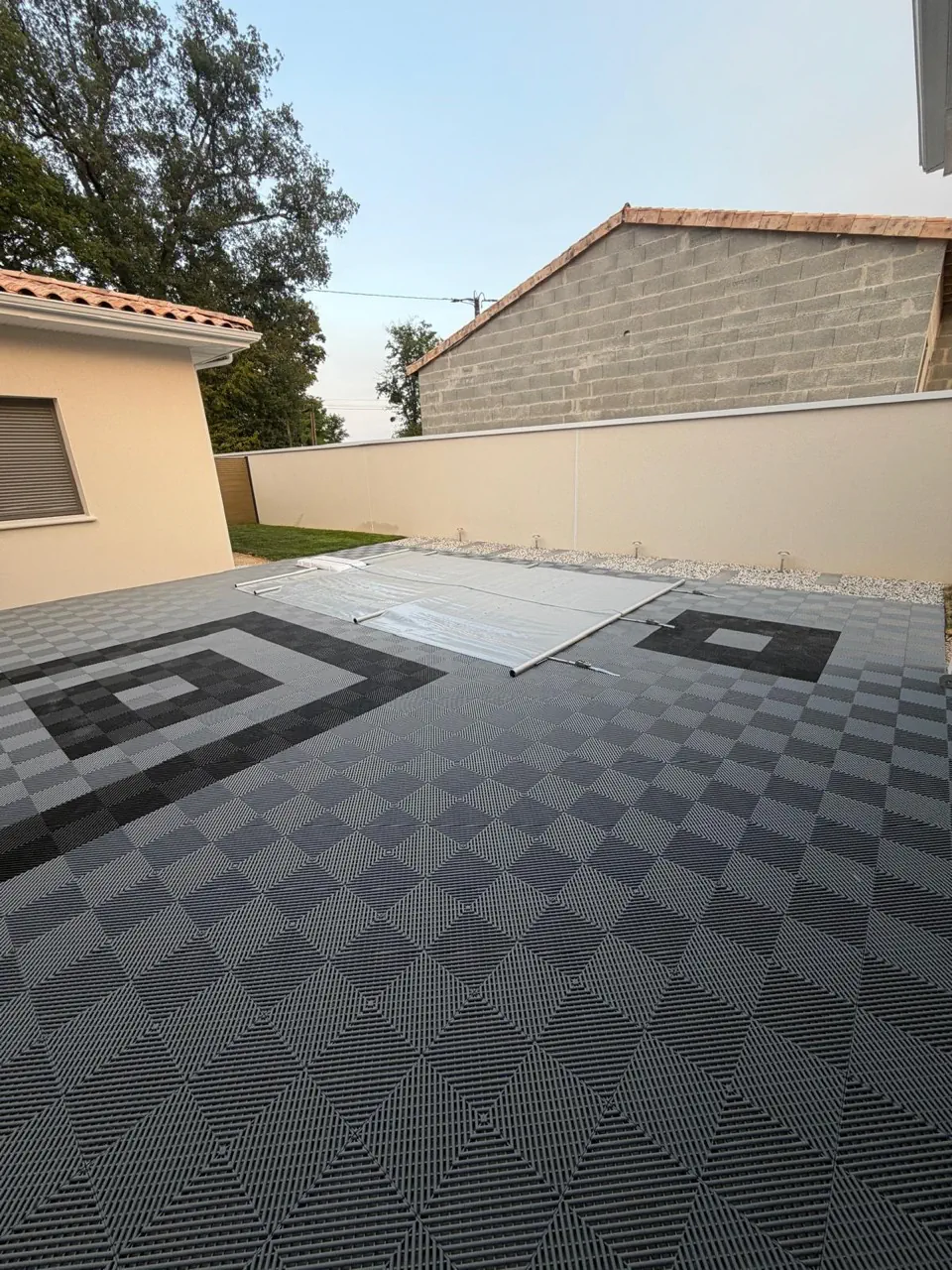 Terrasse carrelée autour d'une piscine BATI-CAR